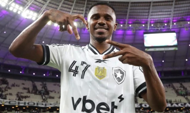 记者：热菲尼奥在辽宁铁人的年薪为160万美元，外加绩效奖金